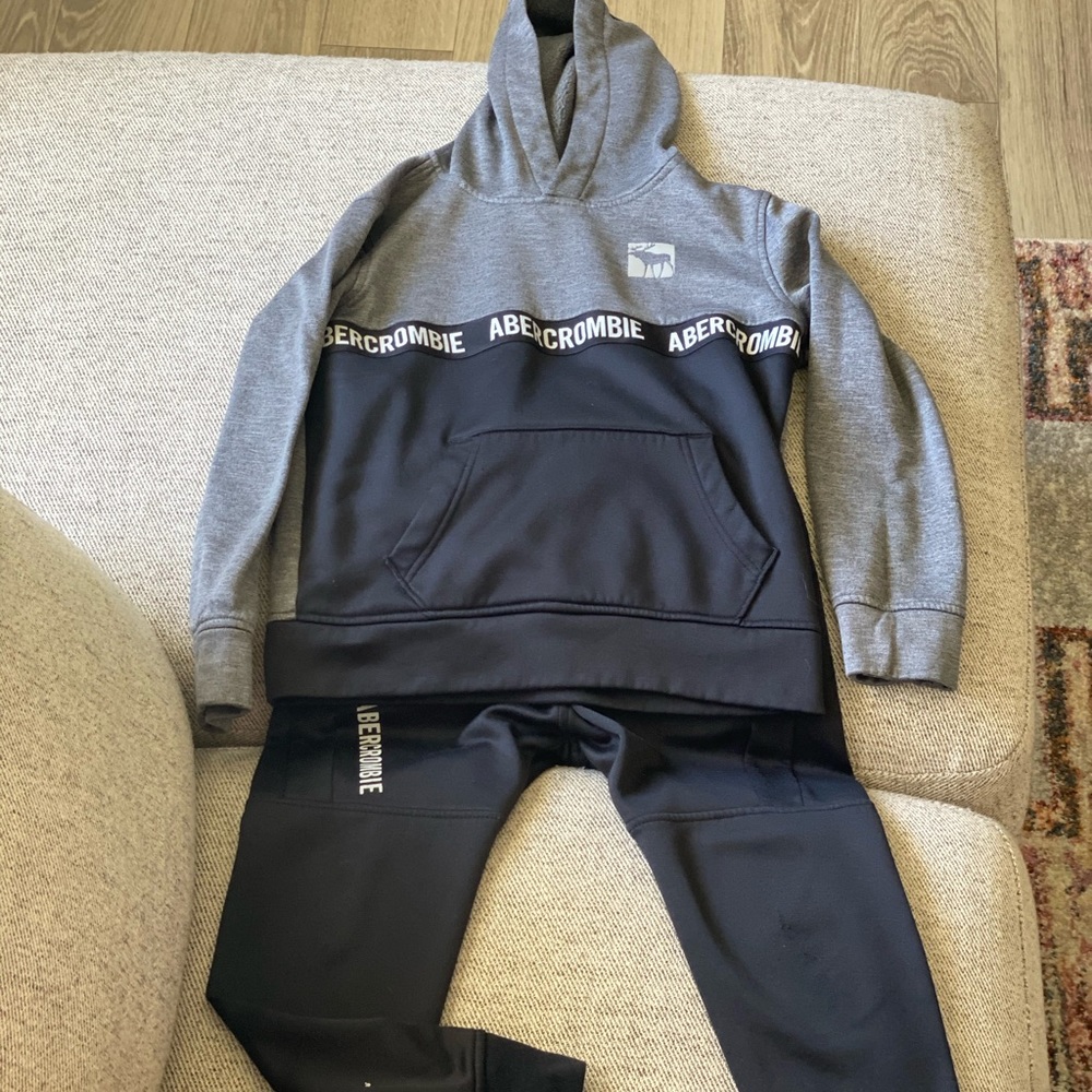 Abercrombie sweats set size 7-8
